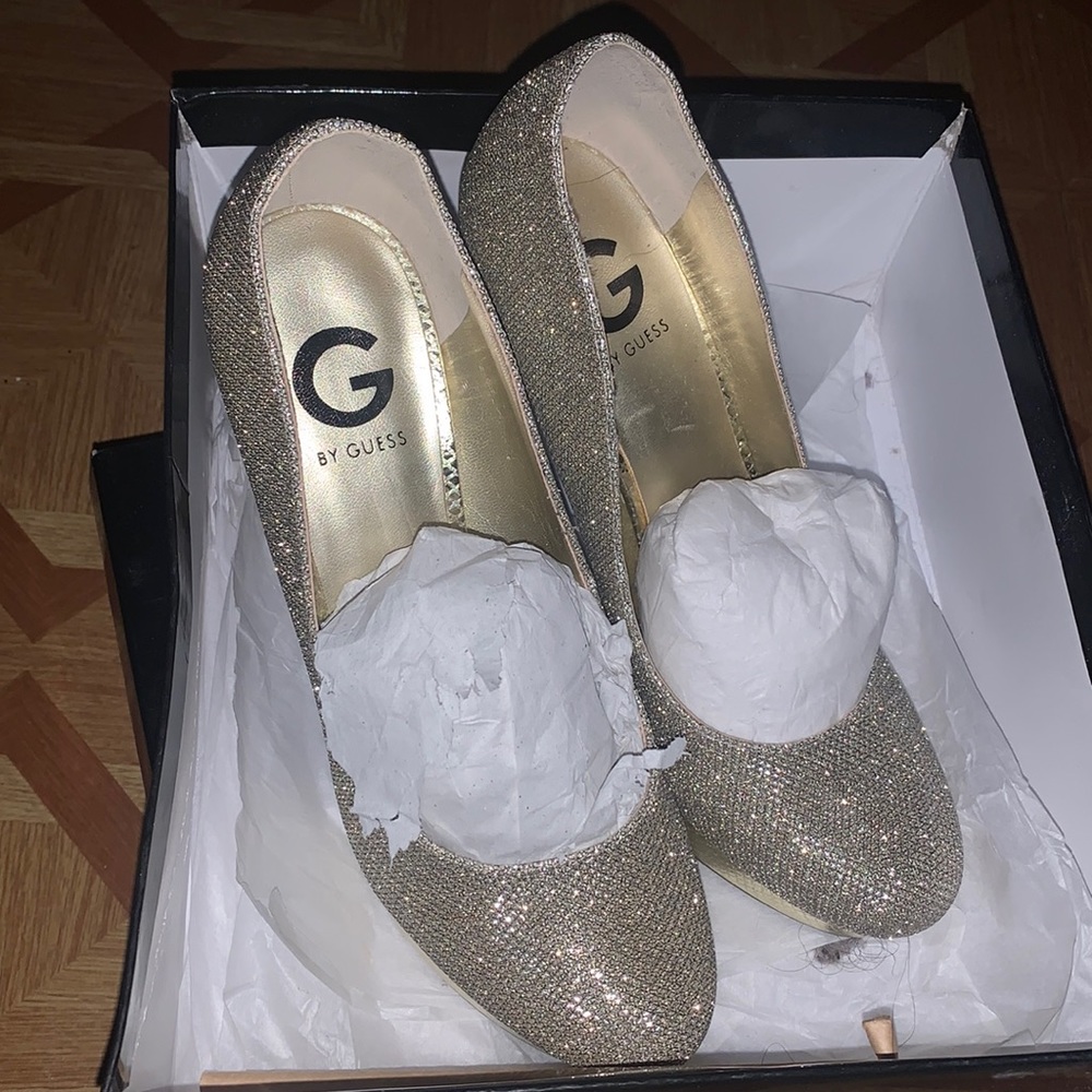 Size 8.5 M “G BY GUESS” GOLD FABRIC SHOES NEVER WORN BRAND NEW